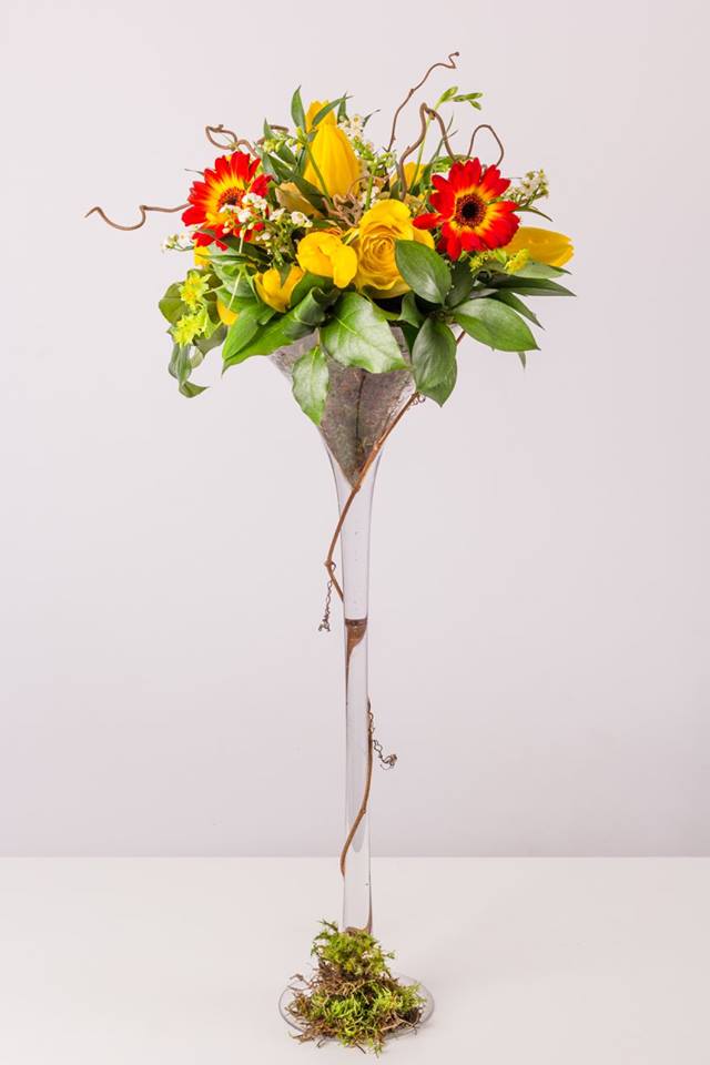Fotografie Raftul cu cadouri din galeria Aranjamente florale pentru masă