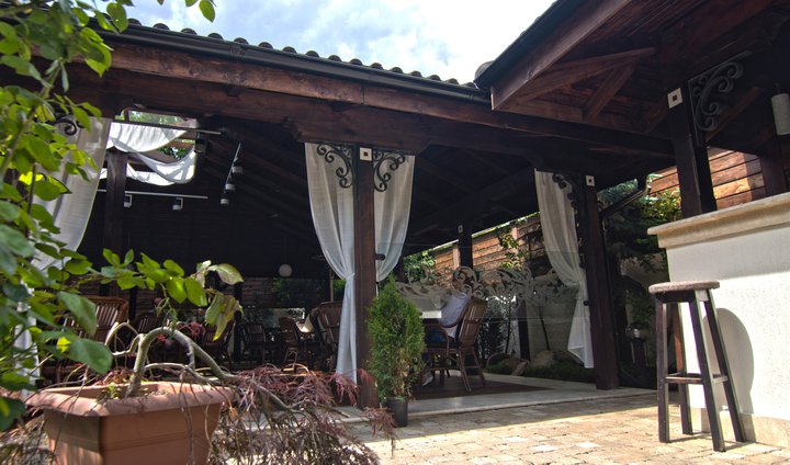 Fotografie Millenium Pub & Café din galeria Grădina de vară